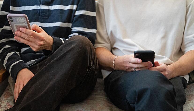 Ein großer Teil der Jugendlichen will soziale Medien im Internet weniger nutzen, schafft es zugleich aber nicht. (Archivbild)