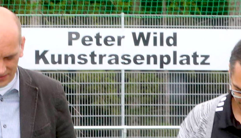 Bei der offiziellen Einweihung gab es die &Uuml;berraschung: Der Fu&szlig;ballverein enth&uuml;llte das Schild mit dem Namen des neuen Kunstrastenplatzes. Foto: Ralf Seidel