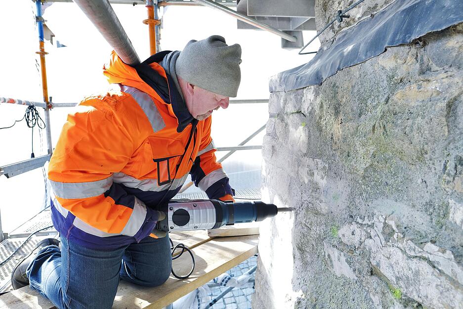 März: Sanierungsarbeiten am Blauen Turm in Bad Wimpfen. 12 700 Löcher müssen bis zum Ende der Turmsanierung im Jahr 2020 gebohrt und mit Eisenstangen oder Mörtel verfüllt sein, um dem Wahrzeichen der Stadt seine Tragfähigkeit zurückzugeben.