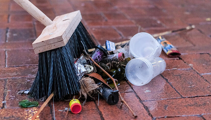 Hohe Strafen können für Leute drohen, die den Müll ihres Feuerwerks nicht aufräumen. Auch die richtige Entsorgung ist wichtig. Hohe Strafen können für Leute drohen, die den Müll ihres Feuerwerks nicht aufräumen. Auch die richtige Entsorgung ist wichtig.