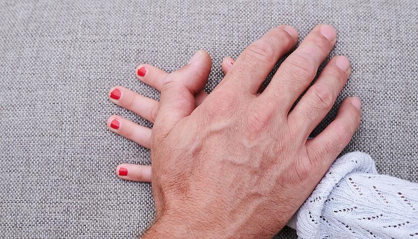 Ein Ziehvater hat mehrfach seine Pflegetochter missbraucht. Er kann froh sein, dass er wegen Missbrauchs einer Schutzbefohlenen vom Öhringer Amtsgericht nicht ins Gefängnis geschickt wird. Ein Ziehvater hat mehrfach seine Pflegetochter missbraucht. Er kann froh sein, dass er wegen Missbrauchs einer Schutzbefohlenen vom Öhringer Amtsgericht nicht ins Gefängnis geschickt wird.