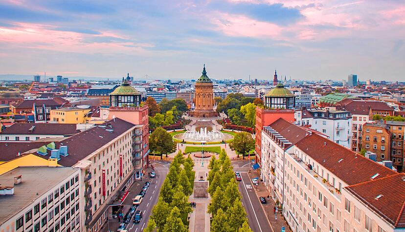 Die Quadratestadt Mannheim mit ihrem Wahrzeichen, dem Wasserturm. Neue Strahlkraft wird das Großprojekt Buga in diesem Sommer bringen. Die Quadratestadt Mannheim mit ihrem Wahrzeichen, dem Wasserturm. Neue Strahlkraft wird das Großprojekt Buga in diesem Sommer bringen.