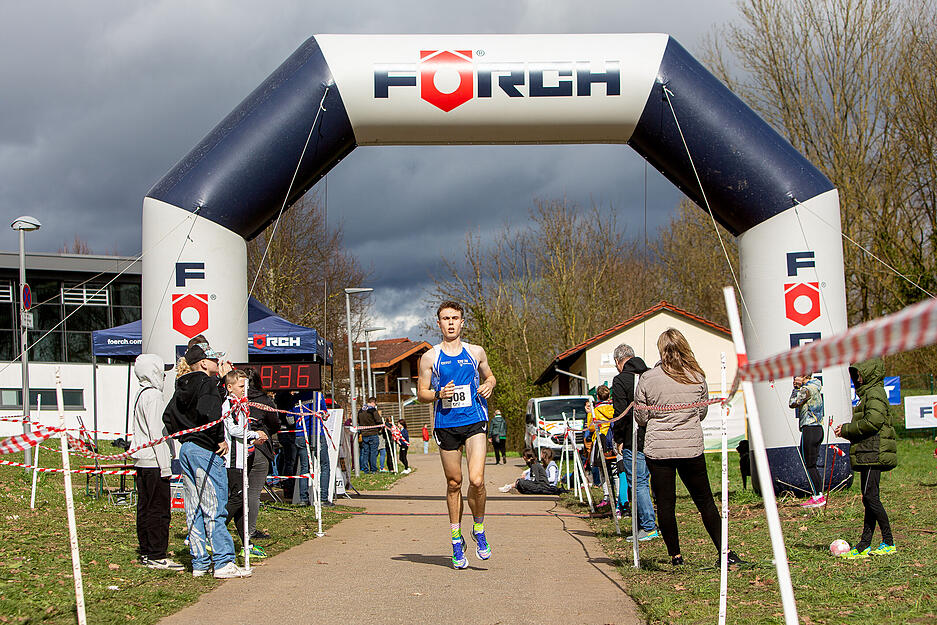 Zum 46. Mal laufen Teilnehmer über die Ziellinie des Lindenlaufs in Neuenstadt Zum 46. Mal laufen Teilnehmer über die Ziellinie des Lindenlaufs in Neuenstadt