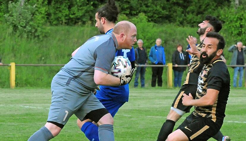 Für Ali Susan (rechts) und den SV Treschklingen herrscht in der Landesliga ein anderer Wind: Es wird ungleich schwerer für das Team um den Spielertrainer, der eigentlich nicht mehr spielen will. Für Ali Susan (rechts) und den SV Treschklingen herrscht in der Landesliga ein anderer Wind: Es wird ungleich schwerer für das Team um den Spielertrainer, der eigentlich nicht mehr spielen will.