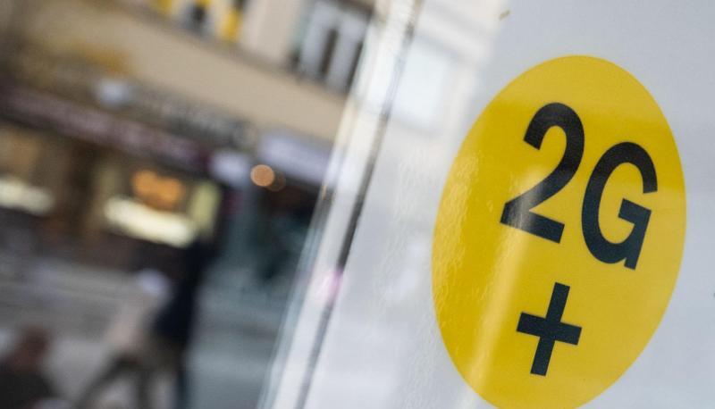 Ein Hinweis auf die 2G-plus-Regelung in der Innenstadt von Stuttgart.