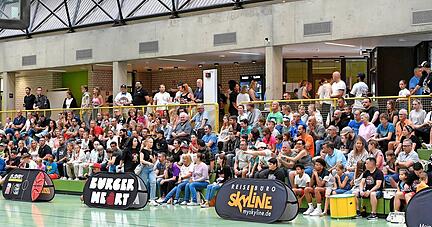 Ein Faustpfand, dessen man sich bei den TSG-Basketballern bewusst ist: Die Fan-Gemeinde, die die Atmosphäre in der Mörike-Sporthalle bei den Heimspielen an Sonntagen überregional bekannt gemacht hat, soll weiter ausgebaut werden.
Foto: Mario Berger