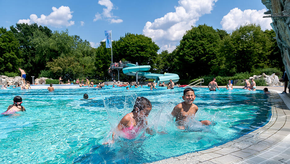 Viele Menschen suchten Abkühlung im Wasser.