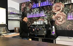 Tobias Weis an der Maschine, aus der noch kein Kaffee läuft. In seinem neuen Lokal in Heilbronn dürfte man ihn häufiger antreffen.