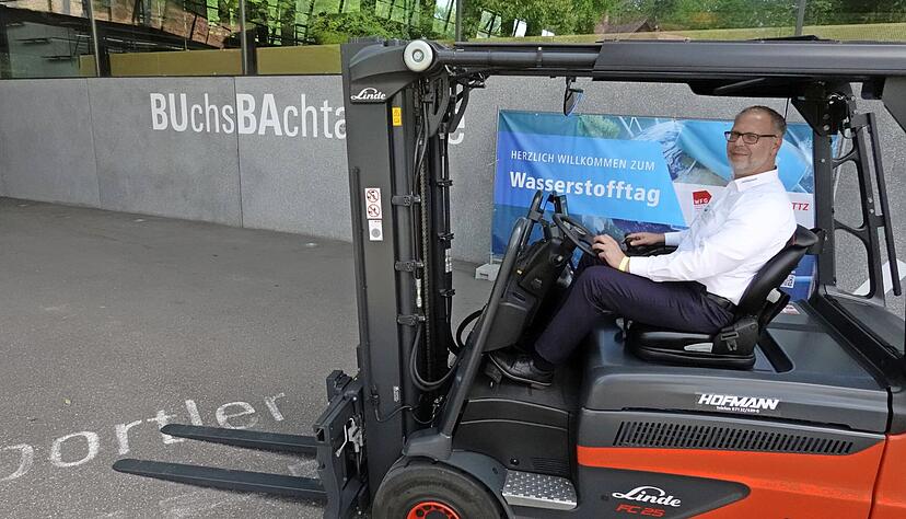 Heiko Weißert von Hofmann Fördertechnik in Neckarsulm-Obereisesheim zeigt vor der Buchsbachtalhalle die Brennstoffzellen-Gabelstapler aus der Produktion von Linde. Sie werden vermehrt nachgefragt, allerdings auf niedrigem Niveau.