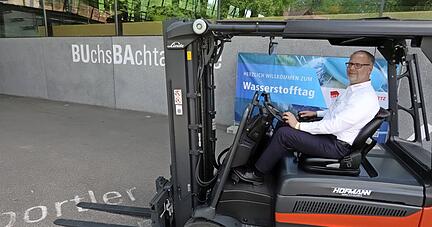 Heiko Weißert von Hofmann Fördertechnik in Neckarsulm-Obereisesheim zeigt vor der Buchsbachtalhalle die Brennstoffzellen-Gabelstapler aus der Produktion von Linde. Sie werden vermehrt nachgefragt, allerdings auf niedrigem Niveau.