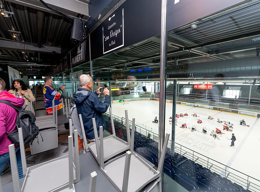 Schreckmoment: Während des Trainings der Heilbronner Falken flog ein Puck gefährlich schnell auf die Sitzplatztribüne im Heilbronner Eisstadion.