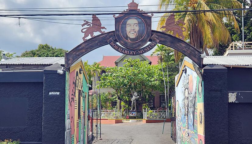 Bob Marleys Konterfei ziert das Eingangstor zu seinem fr&uuml;heren Haus in Kingston, dem heutigen Bob Marley Museum. (Archivbild)