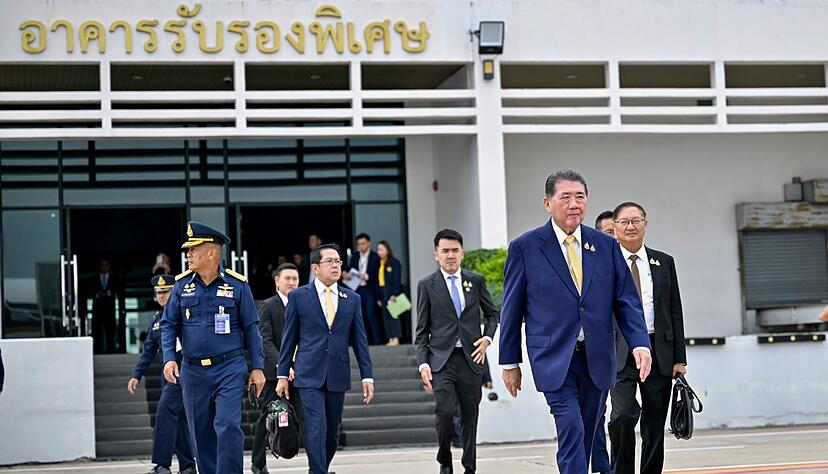 Thailands &Uuml;bergangsministerpr&auml;sident Phumtham Wechayachai flog am Morgen nach Malaysia ab.