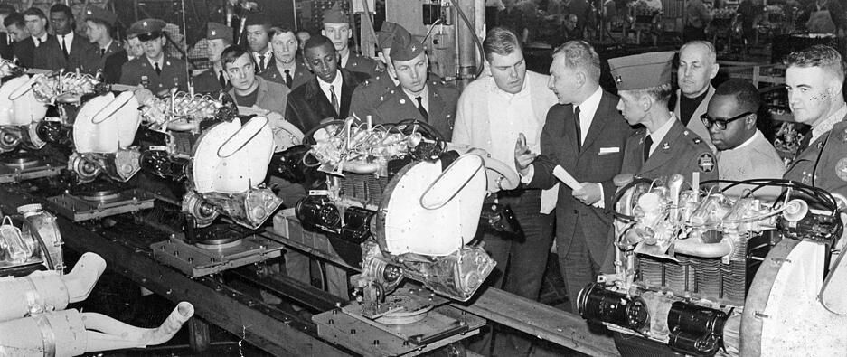 Anlässlich der deutsch-amerikanischen Freundschaftswoche im Dezember 1966 sind Nato-Einheiten bei der Serienfertigung der Vierzylindermotoren zu Gast.