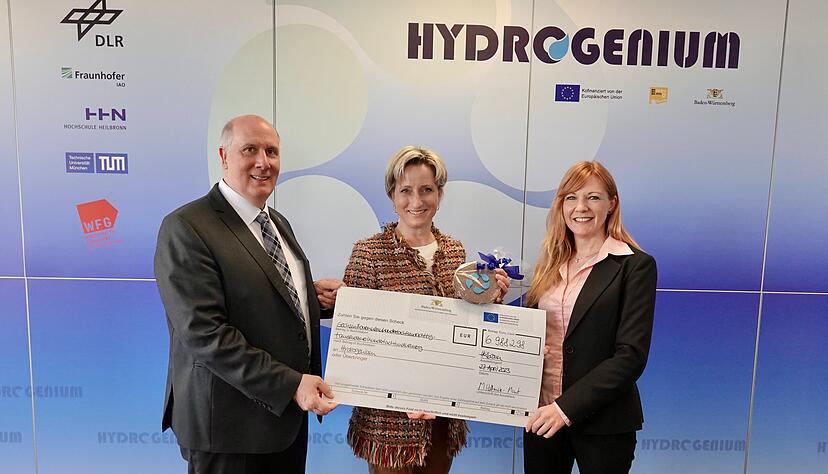 Wirtschaftsministerin Nicole Hoffmeister-Kraut (Mitte) &uuml;bergibt das F&ouml;rdergeld an Daniela Lindner vom DLR und Patrick Dufour von der WFG.
Foto: Gleichauf