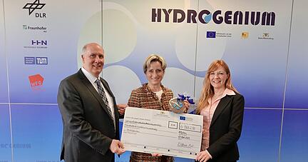 Wirtschaftsministerin Nicole Hoffmeister-Kraut (Mitte) &uuml;bergibt das F&ouml;rdergeld an Daniela Lindner vom DLR und Patrick Dufour von der WFG.
Foto: Gleichauf