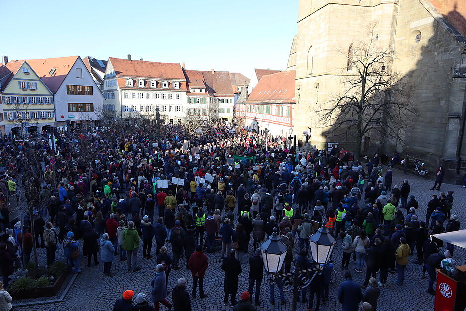Etwa 1500 bis 2000 Menschen sind zur Demo nach Öhringen gekommen, schätzt die Polizei. Die Redner kamen von Parteien und aus anderen gesellschaftlichen Gruppen. Etwa 1500 bis 2000 Menschen sind zur Demo nach Öhringen gekommen, schätzt die Polizei. Die Redner kamen von Parteien und aus anderen gesellschaftlichen Gruppen.