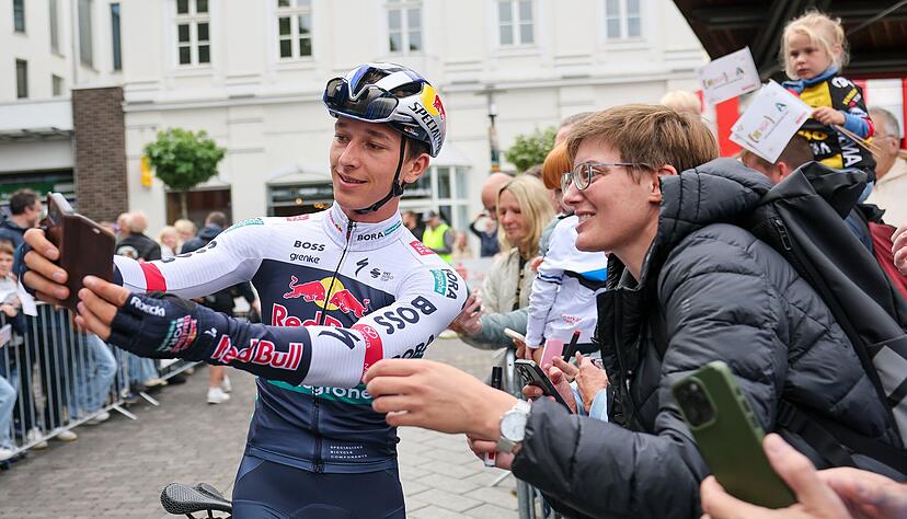 Vor dem Start der Etappe am Samstag hat sich Florian Lipowitz sogar noch Zeit genommen, um mit Fans ein Selfie zu machen.