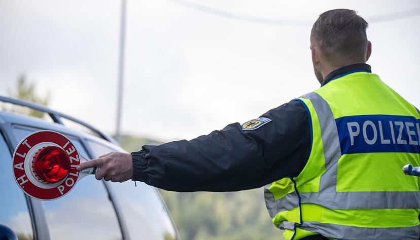 Binnengrenzkontrollen sind im Schengen-Raum eigentlich nicht vorgesehen. Bundesinnenminister Alexander Dobringt (CSU) will daran nach eigener Aussage aber vorerst festhalten. (Archivfoto)