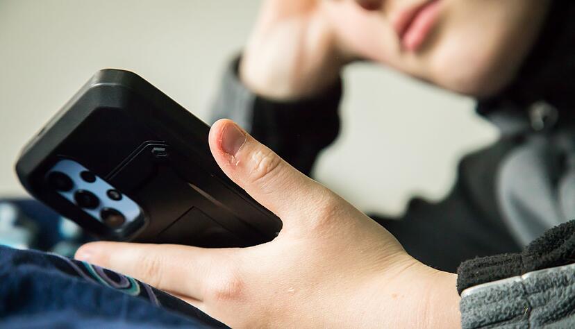 Fr&uuml;her Bravo, heute TikTok: Jede Generation hat sich ihre entwicklungsspezifischen Fragen von Medien beantworten lassen.