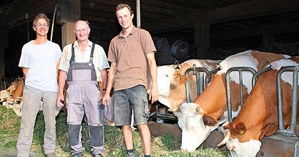 Bernd, Werner und Heiko Lieberherr (von links) erzeugen Demeter-Lebensmittel. Der Verzicht auf Chemie ist mit einem größeren Arbeitsaufwand verbunden.
Foto: Birgit Riecker