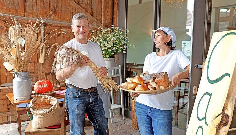 Heinz und Silke Hörcher arbeiten auf ihrem Hof in Widdern-Unterkessach ausschließlich mit Ur-Getreidesorten, die sie selbst anbauen. Die beiden geben das Wissen über die gesunden Körner gern an ihre Kunden weiter.
Fotos: Ralf Seidel