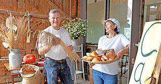 Heinz und Silke Hörcher arbeiten auf ihrem Hof in Widdern-Unterkessach ausschließlich mit Ur-Getreidesorten, die sie selbst anbauen. Die beiden geben das Wissen über die gesunden Körner gern an ihre Kunden weiter.
Fotos: Ralf Seidel Heinz und Silke Hörcher arbeiten auf ihrem Hof in Widdern-Unterkessach ausschließlich mit Ur-Getreidesorten, die sie selbst anbauen. Die beiden geben das Wissen über die gesunden Körner gern an ihre Kunden weiter.
Fotos: Ralf Seidel
