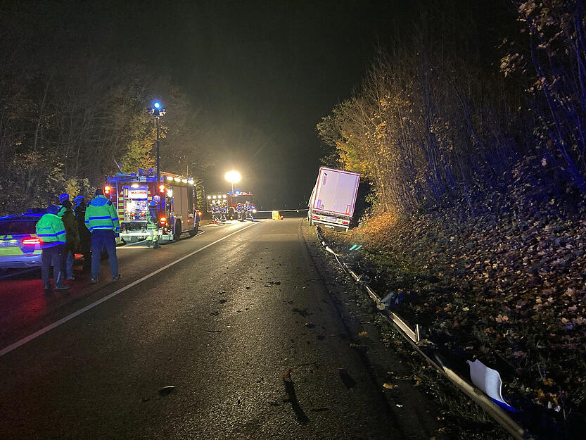 Unfall auf B27: Lkw prallt gegen Lärmschutzwand Unfall auf B27: Lkw prallt gegen Lärmschutzwand
