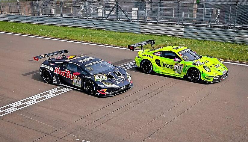 So eng war"s noch nie: Laurens Vanthoor im gelb-grünen Manthey-Porsche war nach vier Stunden 0,042 Sekunden schneller als der Lamborghini des Teams Abt.
