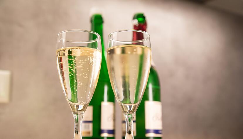 Fazit: Der Sekt aus der Flasche mit Korkenverschluss (links im Bild) sprudelt mehr.
