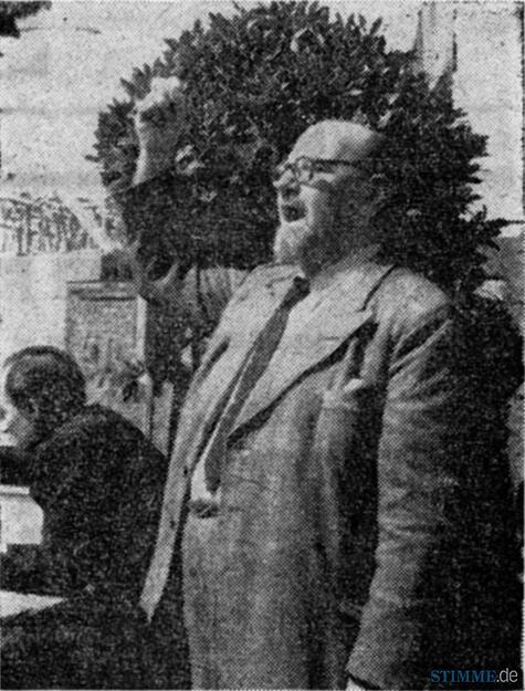 1950: Hermann Eisenmenger ist ganz nahe am Geschehen. Auf seinem ersten Foto als Pressefotograf bildet er Fritz Ulrich bei der Kundgebung zum 1. Mai auf dem Marktplatz ab. 1950: Hermann Eisenmenger ist ganz nahe am Geschehen. Auf seinem ersten Foto als Pressefotograf bildet er Fritz Ulrich bei der Kundgebung zum 1. Mai auf dem Marktplatz ab.