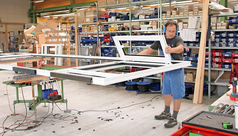 Bei Schweiker in Besigheim-Ottmarsheim werden Fenster und Türen produziert. Um den Kunststoff zu extrudieren, ist viel Energie nötig − die sich nun stark verteuert.
Schweiker Bei Schweiker in Besigheim-Ottmarsheim werden Fenster und Türen produziert. Um den Kunststoff zu extrudieren, ist viel Energie nötig − die sich nun stark verteuert.
Schweiker