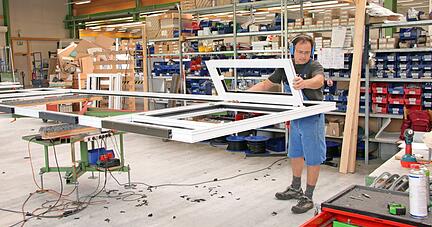 Bei Schweiker in Besigheim-Ottmarsheim werden Fenster und T&uuml;ren produziert. Um den Kunststoff zu extrudieren, ist viel Energie n&ouml;tig &minus; die sich nun stark verteuert.
Schweiker