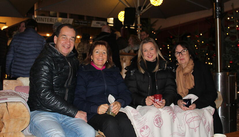 Gemütliche Stimmung in der Künzelsauer Winterlounge: Bis kurz vor Silvester laden Lichter und Sitzgelegenheiten in der Innenstadt zum Verweilen ein. Gemütliche Stimmung in der Künzelsauer Winterlounge: Bis kurz vor Silvester laden Lichter und Sitzgelegenheiten in der Innenstadt zum Verweilen ein.
