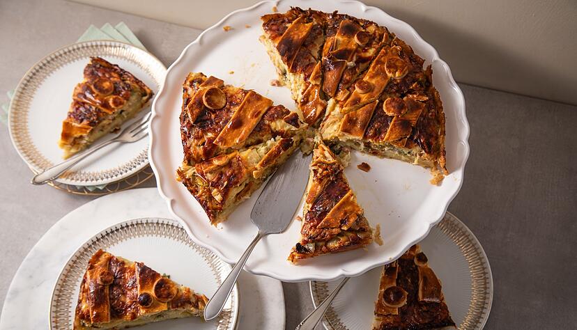 Der Walliser Gemüsekuchen mit Kartoffeln, Lauch, Apfel und Bergkäse wird Cholera genannt. Der Walliser Gemüsekuchen mit Kartoffeln, Lauch, Apfel und Bergkäse wird Cholera genannt.