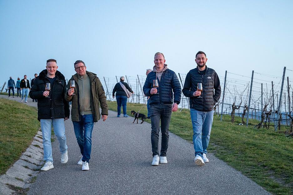 Insgesamt k&ouml;nnen es sich die Besucher an zehn St&auml;nden inmitten der Weinberge auf dem vier Kilometer langen Rundweg gutgehen lassen.
