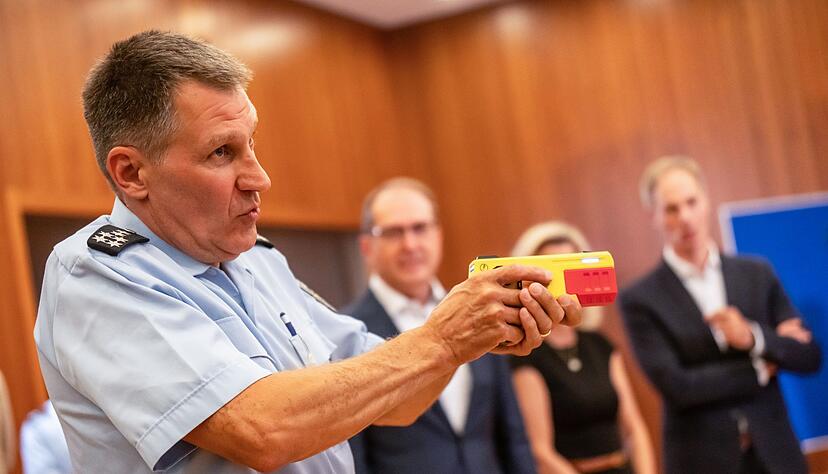 Ein Polizist erkl&auml;rte die Funktionsweise eines Distanz-Elektroimpulsger&auml;ts im vergangenen Jahr im Innnenministerium. (Archivfoto)