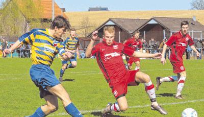 Spannend war es schon immer, wenn der TSV Obergimpern (links mit Christopher Lakos) und der FVS Sulzfeld (in der Mitte mit Felix Grahm) aufeinandertrafen. Spannend ist jetzt vor allem, wann das Pokalfinale steigt.Fotos: Klaus Kr&uuml;ger (3), Eric Schmidt (1)