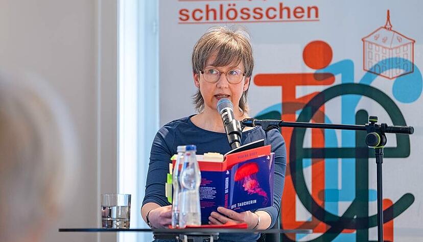 „Ein Roman, der so beginnt, ist für die Hauptfigur kein Spaziergang“: Verena Boos liest im Trappenseeschlösschen aus ihrem Roman „Die Taucherin“. „Ein Roman, der so beginnt, ist für die Hauptfigur kein Spaziergang“: Verena Boos liest im Trappenseeschlösschen aus ihrem Roman „Die Taucherin“.