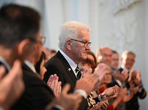 29.04.2026, Baden-W&uuml;rttemberg, Stuttgart: Ministerpr&auml;sident Winfried Kretschmann (B&uuml;ndnis 90/Die Gr&uuml;nen) nimmt am Festakt zu seiner Verabschiedung im Neuen Schloss teil. Die Amtszeit von Ministerpr&auml;sident Winfried Kretschmann ist fast zu Ende. Er wird im Neuen Schloss in Stuttgart feierlich verabschiedet. Er wird im Neuen Schloss in Stuttgart feierlich verabschiedet. Foto: Katharina Kausche/dpa +++ dpa-Bildfunk +++
