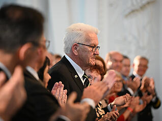29.04.2026, Baden-W&uuml;rttemberg, Stuttgart: Ministerpr&auml;sident Winfried Kretschmann (B&uuml;ndnis 90/Die Gr&uuml;nen) nimmt am Festakt zu seiner Verabschiedung im Neuen Schloss teil. Die Amtszeit von Ministerpr&auml;sident Winfried Kretschmann ist fast zu Ende. Er wird im Neuen Schloss in Stuttgart feierlich verabschiedet. Er wird im Neuen Schloss in Stuttgart feierlich verabschiedet. Foto: Katharina Kausche/dpa +++ dpa-Bildfunk +++