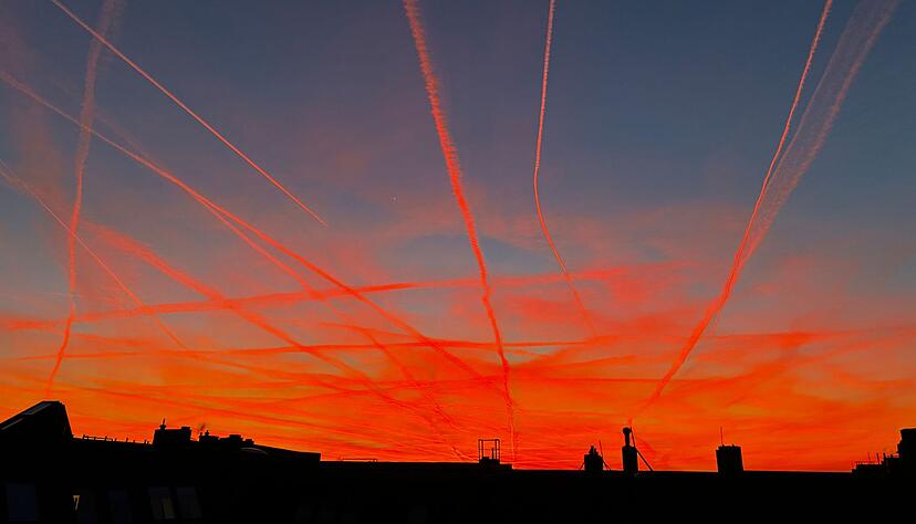 &Uuml;berraschende Farben am Himmel &uuml;ber Berlin: W&auml;hrend der Himmel beim iPhone 16e (oben) brennt, werden die Farben vom iPhone 15 Pro (unten) deutlich realistischer dargestellt.