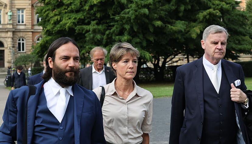 Christina Block kommt am zweiten Prozesstag mit ihren Verteidigern zum Landgericht.