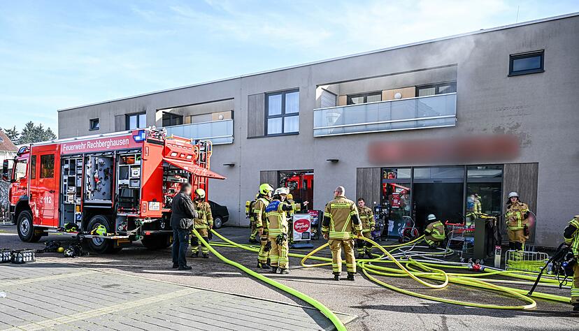Die Feuerwehr ist an einem Drogeriemarkt in Rechberghausen im Einsatz.