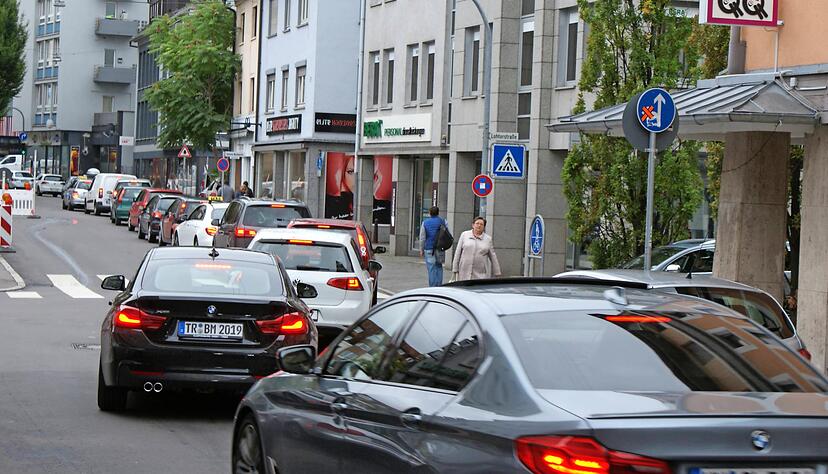 Anwohner klagen über häufige Staus: Seit es die neue Verkehrsführung ohne Kranenstraße gibt, hat der Verkehr in der Gerberstraße deutlich zugenommen. Fotos: Friese