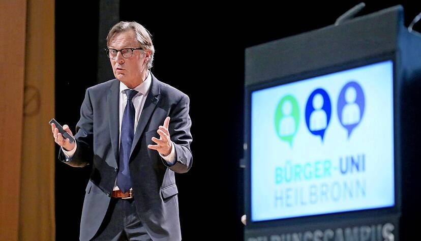 Ein Kriminologe mit Humor: Professor Jens Weidner sprach bei der Bürger-Uni über Therapiechancen bei Jugendgewalt. Foto: Seidel Ein Kriminologe mit Humor: Professor Jens Weidner sprach bei der Bürger-Uni über Therapiechancen bei Jugendgewalt. Foto: Seidel