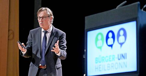 Ein Kriminologe mit Humor: Professor Jens Weidner sprach bei der Bürger-Uni über Therapiechancen bei Jugendgewalt. Foto: Seidel Ein Kriminologe mit Humor: Professor Jens Weidner sprach bei der Bürger-Uni über Therapiechancen bei Jugendgewalt. Foto: Seidel