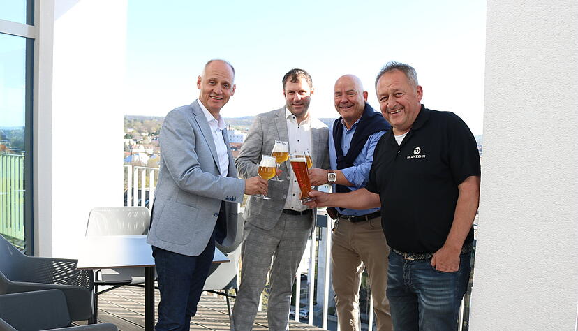 Stoßen auf eine gute Zukunft an: Martin Kübler (von rechts), Thomas Aurich, Marcel Küffner, und Michael Ciesléwicz.