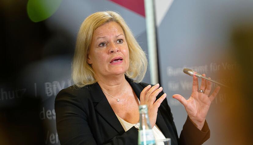 Bundesinnenministerin Nancy Faeser (SPD) über die Länge von Messerklingen: «Sechs Zentimeter ist okay. Das ist ein kleines Obstmesser.» Bundesinnenministerin Nancy Faeser (SPD) über die Länge von Messerklingen: «Sechs Zentimeter ist okay. Das ist ein kleines Obstmesser.»