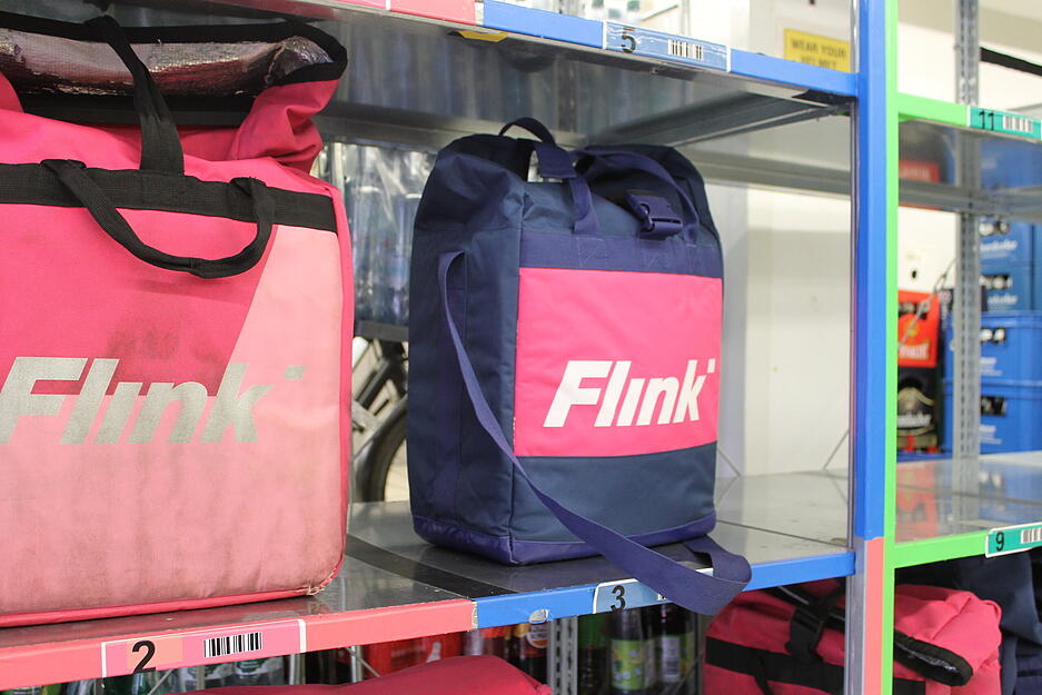 Fertig gepackte Taschen warten darauf, ausgeliefert zu werden. Fertig gepackte Taschen warten darauf, ausgeliefert zu werden.